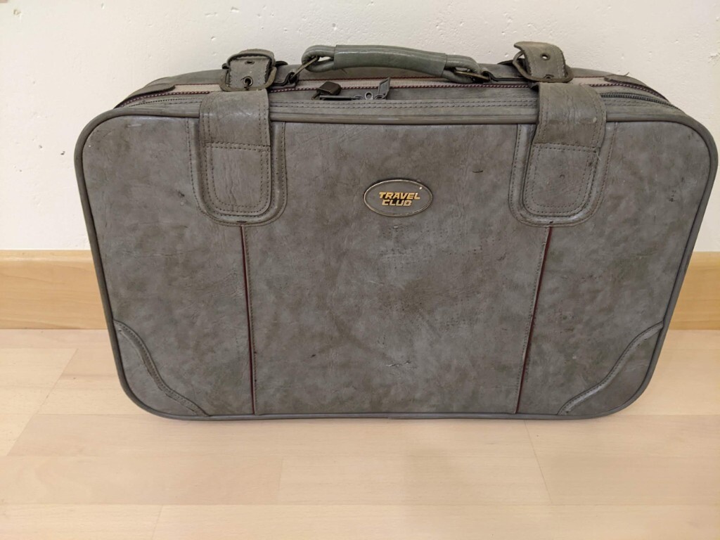 GREY SUITCASE ZIP BUCKLES 62cm 